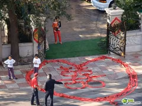 Riêng bánh pháo được người thân của đôi tân lang tân nương kỳ công chuẩn bị và xếp theo hình trái tim khổng lồ từ lúc 14h. Bên trong “”trái tim” còn có thêm pháo được bố trí thành chữ “song hỷ”. Theo người nhà của cặp đôi này, pháo dài chừng 1 km.