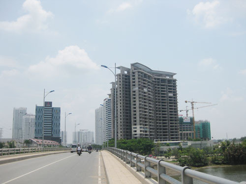 Hiện nhiều có nhiều dự án đã thi công gần xong nhưng vẫn "trùm mền" vì không có khách mua