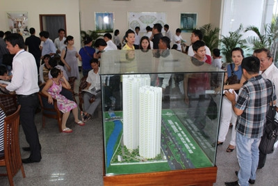Khách hàng đến giao dịch tại khu nhà mẫu dự án Hoàng Anh - Thanh Bình. Ảnh: Võ Huy.. Khách hàng đến giao dịch tại khu nhà mẫu dự án Hoàng Anh - Thanh Bình. Ảnh: Võ Huy..