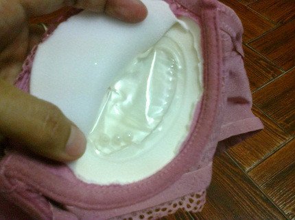 Áo ngực Trung Quốc có túi đựng chất lỏng và có 6 hạt trắng được mua tại chợ Ngã Tư Sở. Ảnh Nguyễn Tâm Áo ngực Trung Quốc có túi đựng chất lỏng và có 6 hạt trắng được mua tại chợ Ngã Tư Sở. Ảnh Nguyễn Tâm