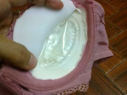 Áo ngực Trung Quốc có túi đựng chất lỏng và có 6 hạt trắng được mua tại chợ Ngã Tư Sở. Ảnh Nguyễn Tâm