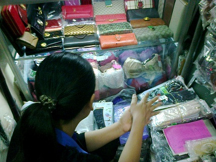 Người bán đang giới thiệu loại áo mát xa có dung dịch và hạt bên trong. Ảnh: Nguyễn Tâm Người bán đang giới thiệu loại áo mát xa có dung dịch và hạt bên trong. Ảnh: Nguyễn Tâm