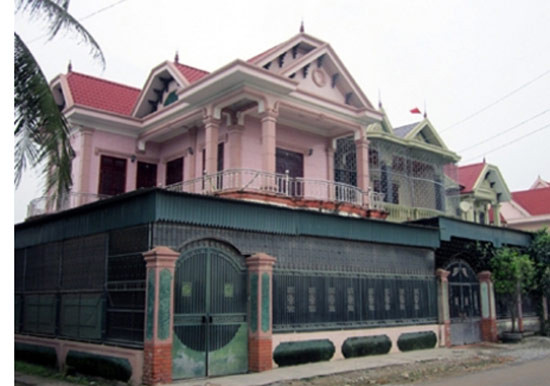 Dãy biệt thự của các đại gia buôn tóc đi lên từ đồng ruộng của thôn Thiệu Tổ. Dãy biệt thự của các đại gia buôn tóc đi lên từ đồng ruộng của thôn Thiệu Tổ.