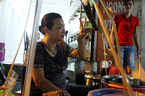 Trang (đứng) năm nay 19 tuổi, cháu cô "Tuyết câm" luôn tay dọn dẹp quán, đồng thời làm phiên dịch cho cô mỗi khi cần thiết. Trang (đứng) năm nay 19 tuổi, cháu cô "Tuyết câm" luôn tay dọn dẹp quán, đồng thời làm phiên dịch cho cô mỗi khi cần thiết.