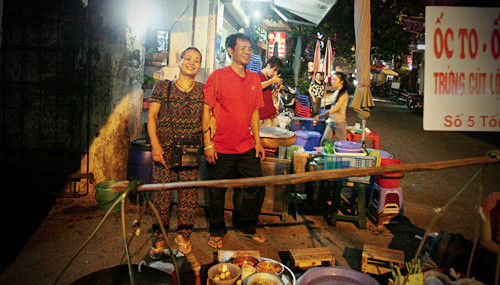 Cô Tuyết cho biết, ngày 20/10 chú Hùng chưa tặng quà, nhưng được ở bên nhau, giúp đỡ nhau là một niềm vui lớn không gì sánh bằng. Cô Tuyết cho biết, ngày 20/10 chú Hùng chưa tặng quà, nhưng được ở bên nhau, giúp đỡ nhau là một niềm vui lớn không gì sánh bằng.