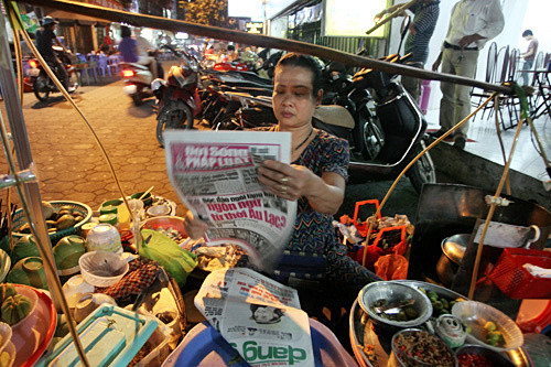 Có khi rảnh rỗi lấy tờ báo ra đọc để biết thêm thông tin. Có khi rảnh rỗi lấy tờ báo ra đọc để biết thêm thông tin.