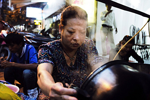 Ngày qua ngày, gánh ốc của cô vẫn tồn tại như một phần không thể thiếu trong khu phố ẩm thực đầy màu sắc này. Ngày qua ngày, gánh ốc của cô vẫn tồn tại như một phần không thể thiếu trong khu phố ẩm thực đầy màu sắc này.