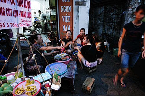 Tất cả giao tiếp, trao đổi tiền đều được cô "Tuyết câm" ký hiệu bằng tay. Thi thoảng có cô cháu phiên dịch hộ. Tất cả giao tiếp, trao đổi tiền đều được cô "Tuyết câm" ký hiệu bằng tay. Thi thoảng có cô cháu phiên dịch hộ.