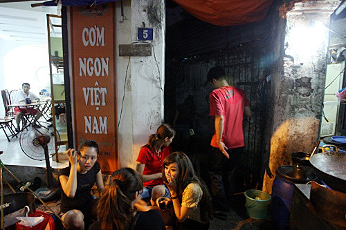 Con hẻm nhỏ dẫn đến ngôi nhà của cô chú tối mịt. Con hẻm nhỏ dẫn đến ngôi nhà của cô chú tối mịt.