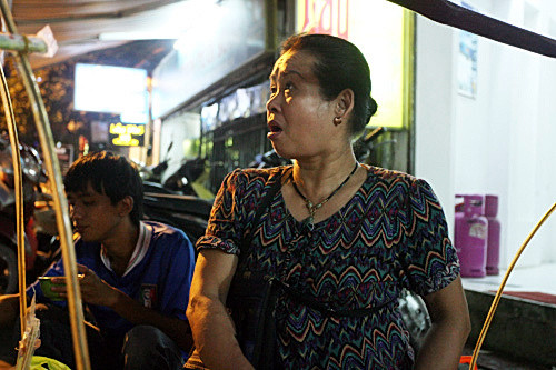 Trước kia cô bán bún chả, sau đó chuyển sang bán ốc nóng. Cũng nhờ gánh ốc cô nuôi được hai người con ăn học tử tế. Một người đang học đại học, còn người nữa đã đi làm. Trước kia cô bán bún chả, sau đó chuyển sang bán ốc nóng. Cũng nhờ gánh ốc cô nuôi được hai người con ăn học tử tế. Một người đang học đại học, còn người nữa đã đi làm.