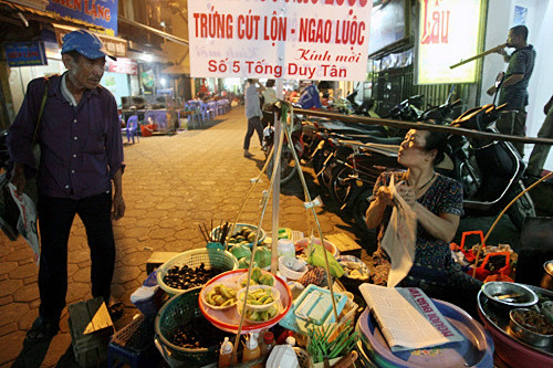 Mỗi khi rảnh rỗi cô lại "hàn huyên" cùng những người bán hàng rong. Mỗi khi rảnh rỗi cô lại "hàn huyên" cùng những người bán hàng rong.