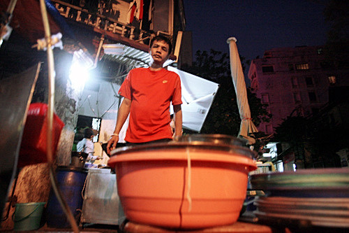 Chú Diệp Tiểu Hùng, phu quân cô Tuyết cũng là người câm bẩm sinh, tối đến chú lại phụ giúp cô bán hàng, trông xe, rửa bát đĩa. Chú Diệp Tiểu Hùng, phu quân cô Tuyết cũng là người câm bẩm sinh, tối đến chú lại phụ giúp cô bán hàng, trông xe, rửa bát đĩa.