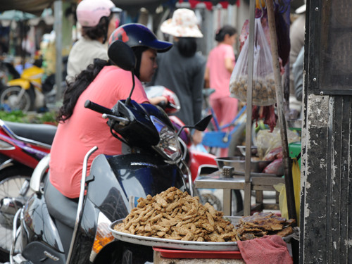 Chả cá không bảo đảm vệ sinh bán tại một chợ lề đường ở TPHCM Chả cá không bảo đảm vệ sinh bán tại một chợ lề đường ở TPHCM