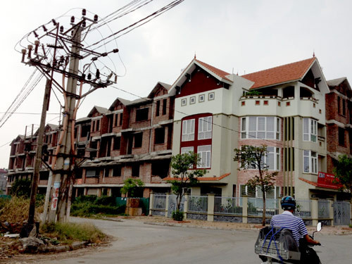 Nếu kinh tế còn khó khăn, bất động sản đóng băng như hiện tại, dù có giảm giá 50%, những ngôi biệt thự, liền kề có giá triệu đô vẫn ế ẩm. Ảnh: Hoàng Anh. Nếu kinh tế còn khó khăn, bất động sản đóng băng như hiện tại, dù có giảm giá 50%, những ngôi biệt thự, liền kề có giá triệu đô vẫn ế ẩm. Ảnh: Hoàng Anh.
