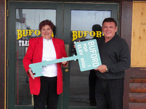 Ông Don Sammons trao chìa khóa tượng trưng của Buford cho người đại diện của doanh nhân Phạm Đình Nguyên