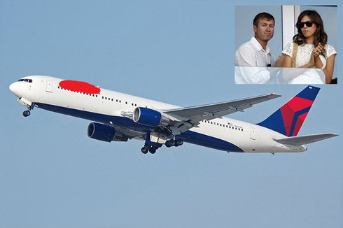 Abramovich sở hữu một chiếc Boeing 767 có thể chở tới 375 người. Đây được coi là chiếc phi cơ cá nhân sang trọng nhất nước Nga. Ngoài ra, ông Abramovich cũng có ba chiếc máy bay khác của hãng Lear.