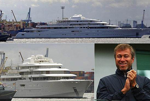 Abramovich là chủ nhân của du thuyển lớn nhất thế giới có giá 1 tỷ USD Eclipse. Du thuyền này có 2 bể bơi, hệ thống laser chống giới săn ảnh và một tàu ngầm phòng trường hợp khẩn cấp. Abramovich cho thuê du thuyền Eclipse với giá 2 triệu USD mỗi tuần