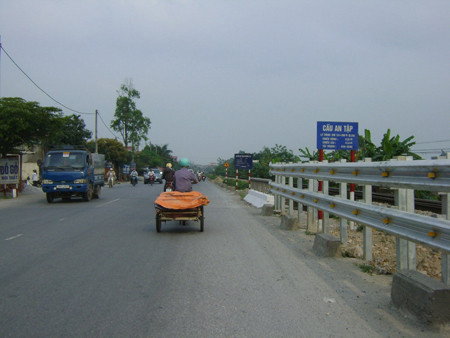 Trường chở lợn chết từ trang trại Huệ - Đồng lưu thông trên Quốc lộ 21A. Trường chở lợn chết từ trang trại Huệ - Đồng lưu thông trên Quốc lộ 21A.