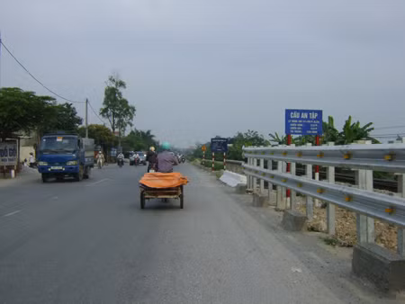 Trường chở lợn chết từ trang trại Huệ - Đồng lưu thông trên Quốc lộ 21A.