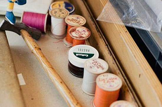 Chỉ khâu túi là một sợi chỉ dài duy nhất với một chiếc kim khâu đặc biệt. Như trên đã nói, các sản phẩm Hermes được làm thủ công dưới bàn tay điêu luyện của những người thợ lành nghề. Chỉ khâu túi là một sợi chỉ dài duy nhất với một chiếc kim khâu đặc biệt. Như trên đã nói, các sản phẩm Hermes được làm thủ công dưới bàn tay điêu luyện của những người thợ lành nghề.