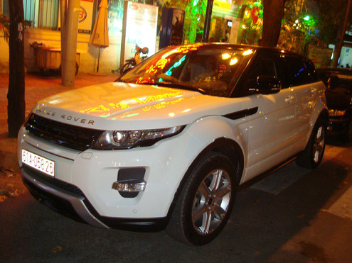 Range Rover là dòng SUV thể thao dẫn động 2 cầu do hãng xe Anh Land Rover sản xuất từ năm 1970 và đã ở thế hệ thứ 3. Range Rover thế hệ đầu tiên thường được sử dụng như xe đặc chủng, trong đó có mẫu 6 bánh Fire Tender. 25 năm sau, thế hệ thứ 2 xuất hiện, với một phiên bản nâng cấp của động cơ Rover V8. Năm 2002, thế hệ thứ 3 ra mắt với nhiều thiết bị và hệ thống chung với BMW serie 7 E38 (1994-2001) do lúc đó Land Rover thuộc về BMW. Range Rover là dòng SUV thể thao dẫn động 2 cầu do hãng xe Anh Land Rover sản xuất từ năm 1970 và đã ở thế hệ thứ 3. Range Rover thế hệ đầu tiên thường được sử dụng như xe đặc chủng, trong đó có mẫu 6 bánh Fire Tender. 25 năm sau, thế hệ thứ 2 xuất hiện, với một phiên bản nâng cấp của động cơ Rover V8. Năm 2002, thế hệ thứ 3 ra mắt với nhiều thiết bị và hệ thống chung với BMW serie 7 E38 (1994-2001) do lúc đó Land Rover thuộc về BMW.