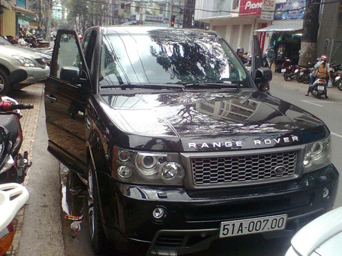 Ngày 26/11/2004, Land Rover tung ra những bức hình đầu tiên của Range Rover Sport, được phát triển từ chiếc concept Range Stormer. Đến tháng 7/2011, Range Rover Evoque, xuất phát từ mẫu xe ý tưởng Land Rover LRX, đi vào sản xuất. Ngoài các phiên bản Range Rover ở Việt Nam, Land Rover còn có các mẫu khác như Defender, Discovery và Freelander. Tuy nhiên, giới chơi xe gần như chỉ "kết" chiếc Range Rover. Ngày 26/11/2004, Land Rover tung ra những bức hình đầu tiên của Range Rover Sport, được phát triển từ chiếc concept Range Stormer. Đến tháng 7/2011, Range Rover Evoque, xuất phát từ mẫu xe ý tưởng Land Rover LRX, đi vào sản xuất. Ngoài các phiên bản Range Rover ở Việt Nam, Land Rover còn có các mẫu khác như Defender, Discovery và Freelander. Tuy nhiên, giới chơi xe gần như chỉ "kết" chiếc Range Rover.