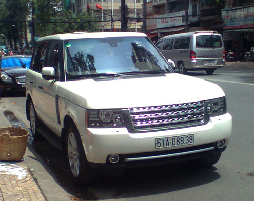 Tính năng lái của Range Rover cũng khiến những người đi BMW X5 phải ghen tị với độ bốc của động cơ 5 lít V8 và chân ga mềm như nhung. Ca-bin giống như trung tâm điều khiển với chi chi nút bấm mà người mê công nghệ có thể mất một ngày để làm quen. Tính năng lái của Range Rover cũng khiến những người đi BMW X5 phải ghen tị với độ bốc của động cơ 5 lít V8 và chân ga mềm như nhung. Ca-bin giống như trung tâm điều khiển với chi chi nút bấm mà người mê công nghệ có thể mất một ngày để làm quen.