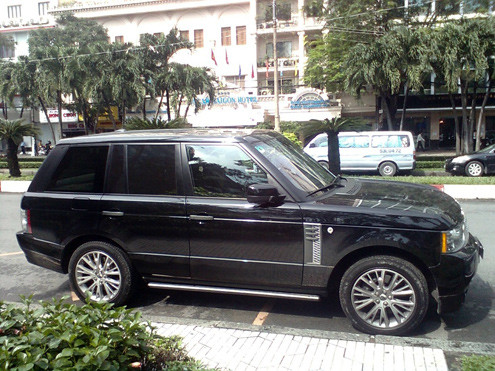 Dù có mặt tại Việt Nam khá lâu như chỉ hai năm trước, Range Rover mới tạo nên làn sóng khi có những showroom bán tới 10 chiếc chỉ trong vòng một tháng, dù giá không hề rẻ, trong khoảng 160.000-230.000 USD tùy phiên bản. Dù có mặt tại Việt Nam khá lâu như chỉ hai năm trước, Range Rover mới tạo nên làn sóng khi có những showroom bán tới 10 chiếc chỉ trong vòng một tháng, dù giá không hề rẻ, trong khoảng 160.000-230.000 USD tùy phiên bản.