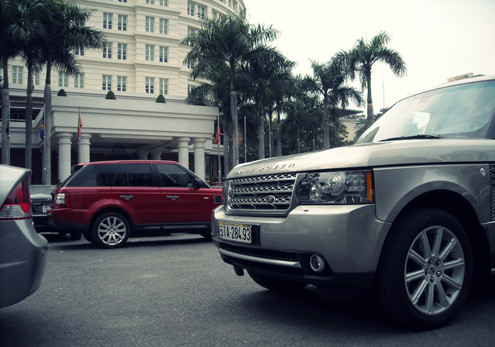 Tuy nhiên, chơi Range Rover không phải dễ dàng. Hệ thống bảo hành chưa mạnh nên luôn có nguy cơ xe phải phủ bạt nếu hỏng hóc. Ngoài ra, động cơ 5 lít luôn là thách thức về nhiên liệu. Chỉ những ai không quan tâm tới xăng mới có thể thoải mái thưởng thích những tính năng mà chiếc SUV hạng sang này mang lại. Tuy nhiên, chơi Range Rover không phải dễ dàng. Hệ thống bảo hành chưa mạnh nên luôn có nguy cơ xe phải phủ bạt nếu hỏng hóc. Ngoài ra, động cơ 5 lít luôn là thách thức về nhiên liệu. Chỉ những ai không quan tâm tới xăng mới có thể thoải mái thưởng thích những tính năng mà chiếc SUV hạng sang này mang lại.