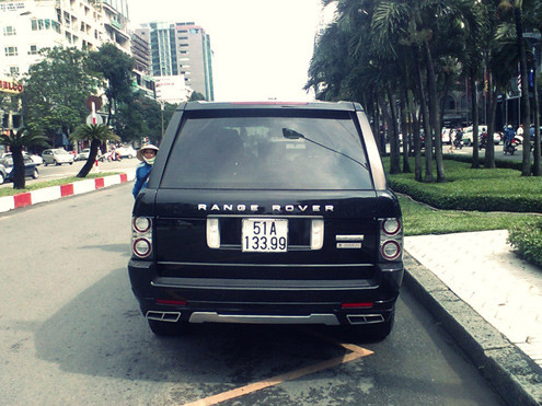 Điểm mạnh của Range Rover là thiết kế rất cá tính. Một phong cách gần như không thay đổi trong suốt 40 năm là thứ mê hoặc với thị trường mới làm quen với xe hơi như Việt Nam, cho dù kết cấu thân thường bị chê là không cân đối. Điểm mạnh của Range Rover là thiết kế rất cá tính. Một phong cách gần như không thay đổi trong suốt 40 năm là thứ mê hoặc với thị trường mới làm quen với xe hơi như Việt Nam, cho dù kết cấu thân thường bị chê là không cân đối.