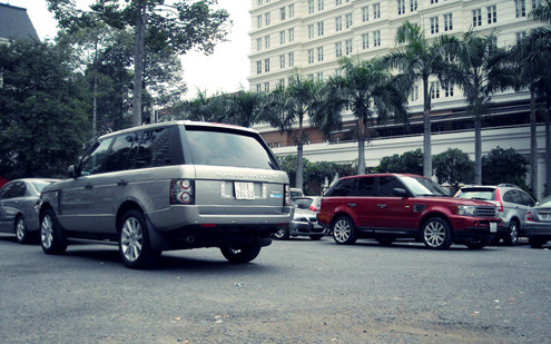 Hai chiếc Range Rover "chạm mặt" trên đường phố Sài Gòn. Ảnh: Nhân Đào. Hai chiếc Range Rover "chạm mặt" trên đường phố Sài Gòn. Ảnh: Nhân Đào.