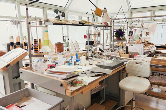 Bên trong phân xưởng có vẻ rất bề bộn, với đầy những mẩu da, chỉ bông và những bản thiết kế sản phẩm. Theo lời blogger Shini Park, tác giả của chùm ảnh này, thì đây là nơi “tạo hình” các sản phẩm túi da mang nhãn hiệu Hermes. Bên trong phân xưởng có vẻ rất bề bộn, với đầy những mẩu da, chỉ bông và những bản thiết kế sản phẩm. Theo lời blogger Shini Park, tác giả của chùm ảnh này, thì đây là nơi “tạo hình” các sản phẩm túi da mang nhãn hiệu Hermes.