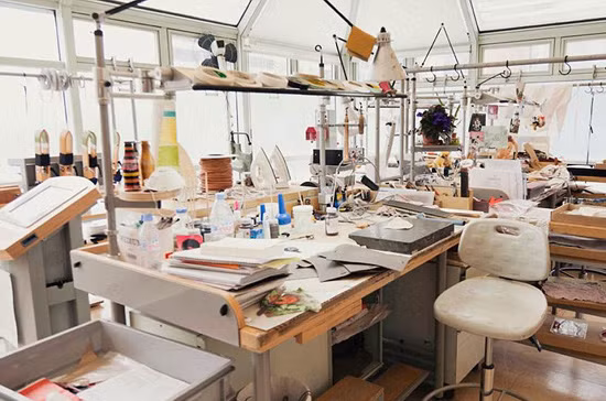 Bên trong phân xưởng có vẻ rất bề bộn, với đầy những mẩu da, chỉ bông và những bản thiết kế sản phẩm. Theo lời blogger Shini Park, tác giả của chùm ảnh này, thì đây là nơi “tạo hình” các sản phẩm túi da mang nhãn hiệu Hermes.
