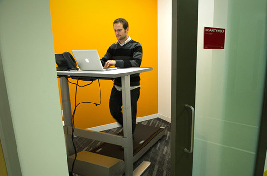 Đây không hẳn là phòng tập thể thao mini, mà là một nơi để nhân viên Facebook vừa có thể đi bộ trên máy vừa nói chuyện điện thoại hoặc gõ máy tính.