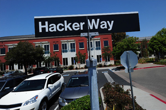 Con lộ có cái tên kỳ cục “Đường tin tặc” này nằm ở khu bãi đỗ xe.