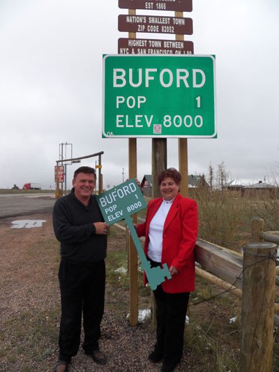 Thị trưởng cũ Don Sammons trao chìa khóa tượng trưng cho bà Rosie Weston, đại diện ông Phạm Đình Nguyên tại Mỹ - Ảnh: T.M. Thị trưởng cũ Don Sammons trao chìa khóa tượng trưng cho bà Rosie Weston, đại diện ông Phạm Đình Nguyên tại Mỹ - Ảnh: T.M.