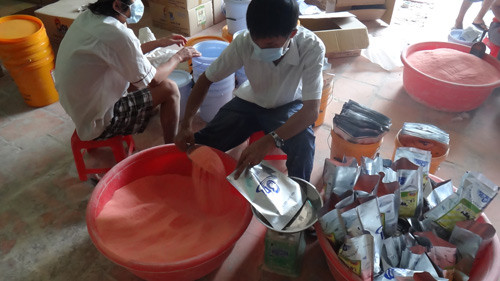 Công nhân Công ty TNHH Oni đang đóng gói sản phẩm Công nhân Công ty TNHH Oni đang đóng gói sản phẩm