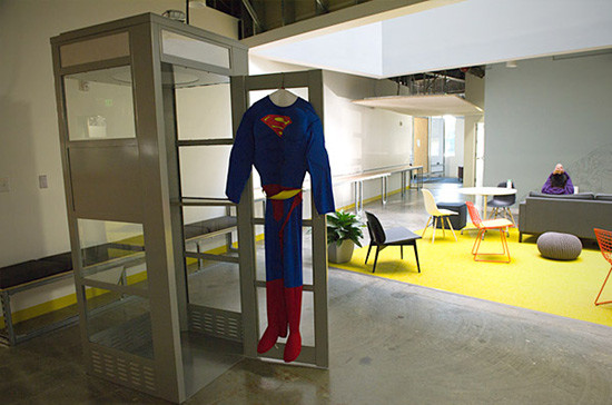 Có lẽ nơi đáng chú ý nhất trong trụ sở này là một bốt điện thoại có treo bộ quần áo siêu nhân, đặt tại khu vực sinh hoạt chung.