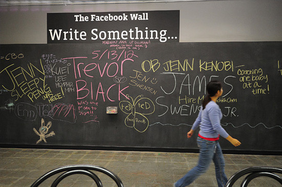 Một nhân viên đi ngang qua “tường nhà Facebook”. Đây là một tấm bảng, ai thích viết vẽ gì thì tùy thích, giống như “tường cá nhân” trên trang Facebook. Cũng giống như nhiều hãng công nghệ khác, Facebook chú trọng việc tạo ra một môi trường làm việc mở nhằm kích thích khả năng sáng tạo của đội ngũ nhân viên. Ngoài khu vực làm việc, trụ sở này còn có phòng tập thể dục, phòng ăn, quầy bar…