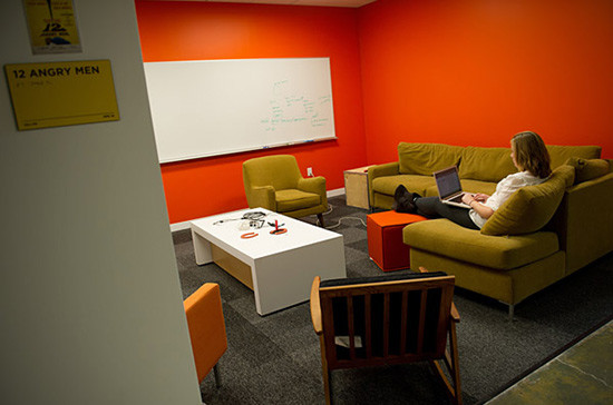 Đây là một trong những khu vực làm việc của Facebook, nhân viên có thể duỗi chân thoải mái trên những chiếc ghế sa-lông. Đây cũng có thể làm nơi họp nhóm để bàn công việc.