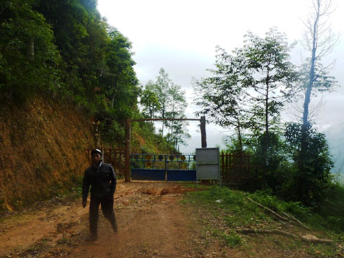 Cổng vào khu vườn ươm và trồng sâm Ngọc Linh luôn kín cửa Cổng vào khu vườn ươm và trồng sâm Ngọc Linh luôn kín cửa