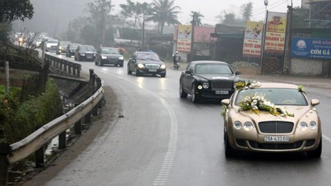 Những chiếc xe đắt tiền xuất hiện trong đám cưới của một... người lái xe.