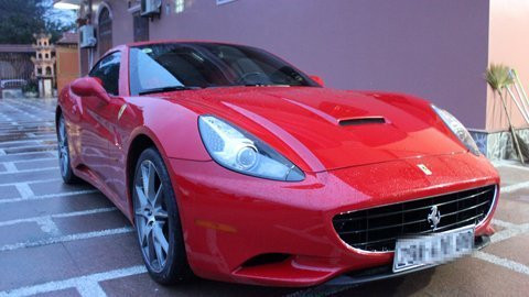 Một trong 3 chiếc Ferrari Calofornia ở Việt Nam thuộc về sở hữu của một đại gia Hà Tĩnh.