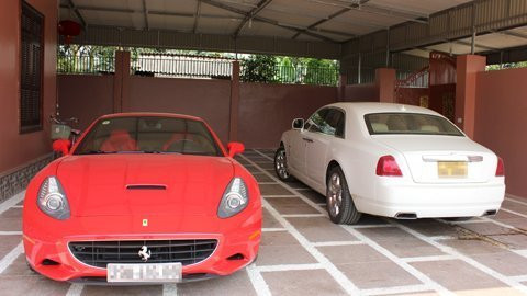 Hai chiếc xe trị giá hàng chục tỷ đồng của một thương gia.