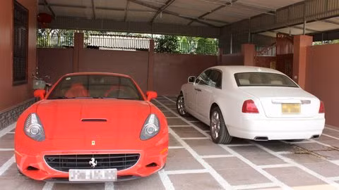 Hai chiếc xe trị giá hàng chục tỷ đồng của một thương gia.