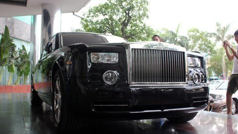 Chiếc xe Rolls-Royce Phantom rồng đưa về đến Hà Tĩnh có giá lên tới 1,7 triệu USD (tương đương 37 tỷ đồng). Chiếc xe Rolls-Royce Phantom rồng đưa về đến Hà Tĩnh có giá lên tới 1,7 triệu USD (tương đương 37 tỷ đồng).
