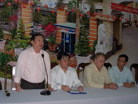 Công ty NTB của ông Trần Kim Minh (đứng) đang nợ ngân hàng gần 800 tỷ và chỉ dư tiền mặt hơn 600 triệu đồng (Ảnh: VNE) Công ty NTB của ông Trần Kim Minh (đứng) đang nợ ngân hàng gần 800 tỷ và chỉ dư tiền mặt hơn 600 triệu đồng (Ảnh: VNE)