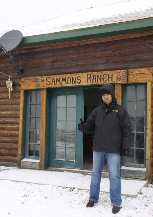 Ông Nguyên chụp hình lưu niệm trước cửa hàng kinh doanh hàng lưu niệm thị trấn Buford. Với việc bàn giao chìa khóa thị trấn, ông Nguyên đồng thời trở thành thị trưởng mới. Ông Nguyên chụp hình lưu niệm trước cửa hàng kinh doanh hàng lưu niệm thị trấn Buford. Với việc bàn giao chìa khóa thị trấn, ông Nguyên đồng thời trở thành thị trưởng mới.