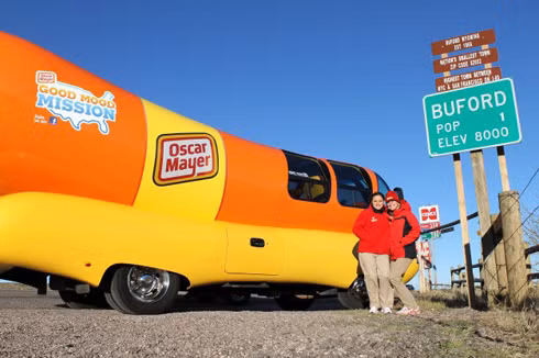 Buford có thể được xem là thị trấn được chụp hình nhiều nhất tại Mỹ tính trên đơn vị m2. Vào những tháng thời tiết tốt, mỗi ngày có gần 2.000 người ghé ngang. Đa số là những người đi du lịch, lái xe xuyên bang, dừng chân và chụp hình kỷ niệm trước tấm bảng “Thị trấn nhỏ nhất nước Mỹ - Buford”.