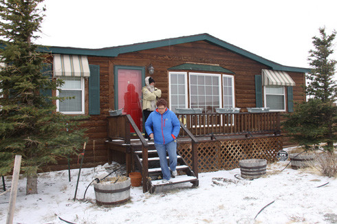 Ngôi nhà 3 phòng ngủ, không lầu, không hầm đầy đủ tiện nghi. Một số nội thất rời, đồ đạc đã được chuyển về cho ông Don Sammons (chủ cũ) tại Denver một ngày trước khi bàn giao thị trấn cho tân thị trưởng. Ngôi nhà 3 phòng ngủ, không lầu, không hầm đầy đủ tiện nghi. Một số nội thất rời, đồ đạc đã được chuyển về cho ông Don Sammons (chủ cũ) tại Denver một ngày trước khi bàn giao thị trấn cho tân thị trưởng.